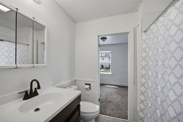 906 Center Point Rd NE, Cedar Rapids, IA 52402