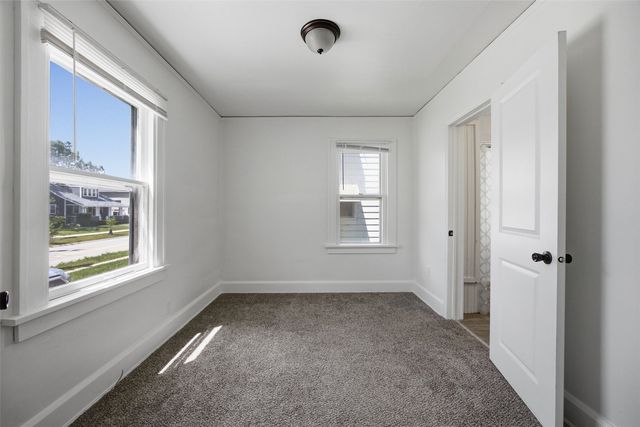 906 Center Point Rd NE, Cedar Rapids, IA 52402