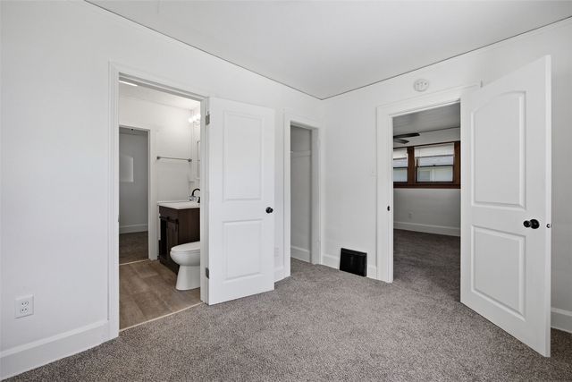 906 Center Point Rd NE, Cedar Rapids, IA 52402