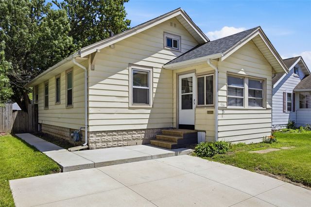 906 Center Point Rd NE, Cedar Rapids, IA 52402