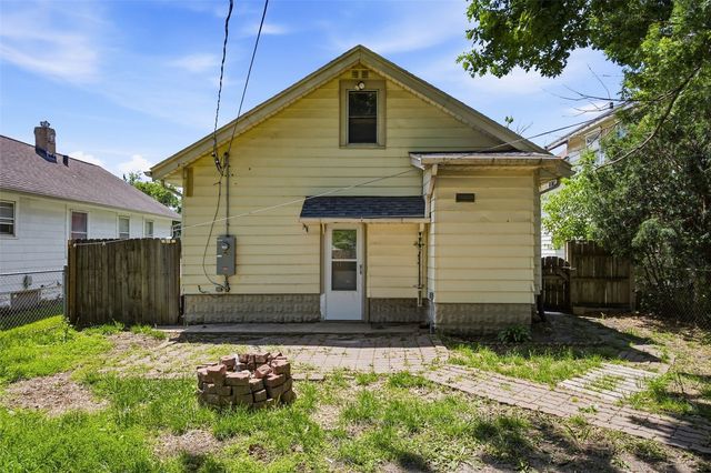 906 Center Point Rd NE, Cedar Rapids, IA 52402
