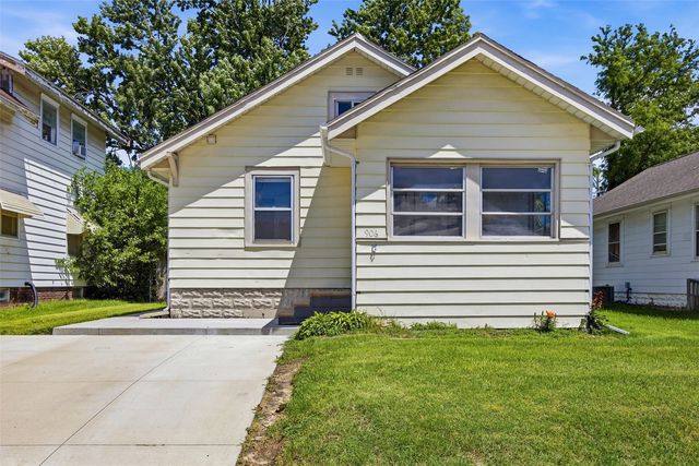 906 Center Point Rd NE, Cedar Rapids, IA 52402