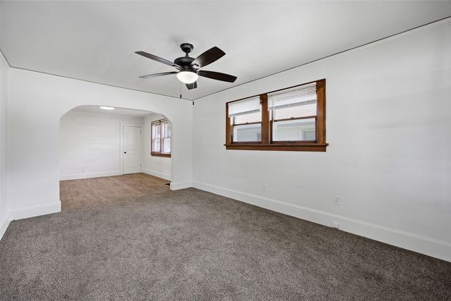 906 Center Point Rd NE, Cedar Rapids, IA 52402