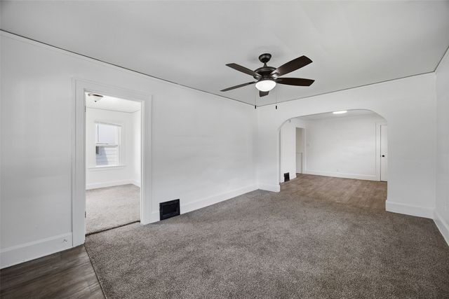 906 Center Point Rd NE, Cedar Rapids, IA 52402