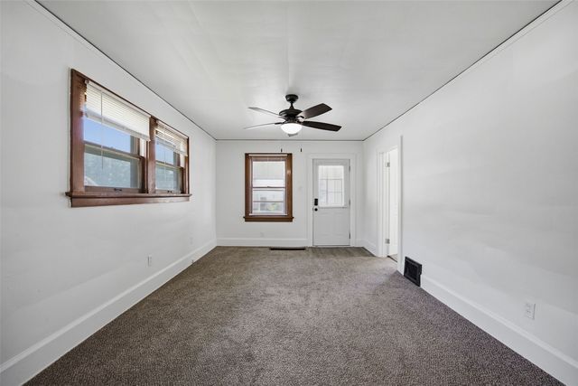 906 Center Point Rd NE, Cedar Rapids, IA 52402