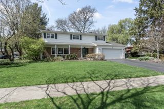 901 Crestfield Avenue, Libertyville, IL 60048