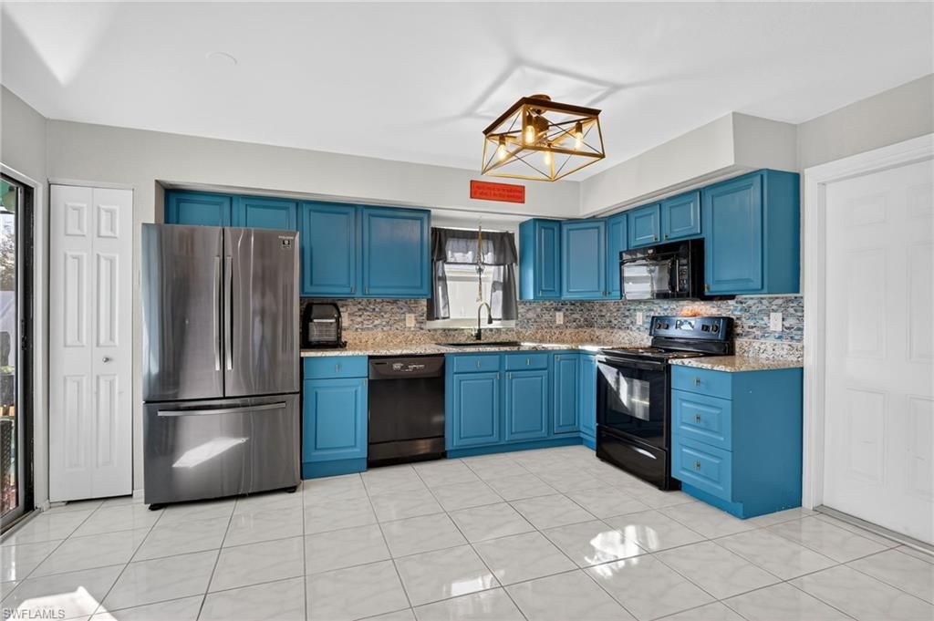 Image 10 of property listing at 1105 SW 11th PL, Cape Coral, FL 33991