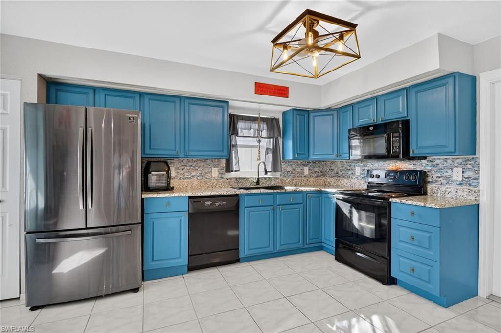 Image 11 of property listing at 1105 SW 11th PL, Cape Coral, FL 33991