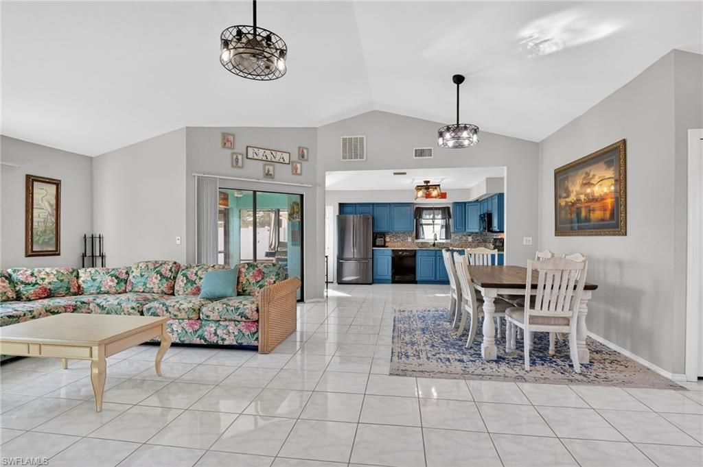 Image 4 of property listing at 1105 SW 11th PL, Cape Coral, FL 33991