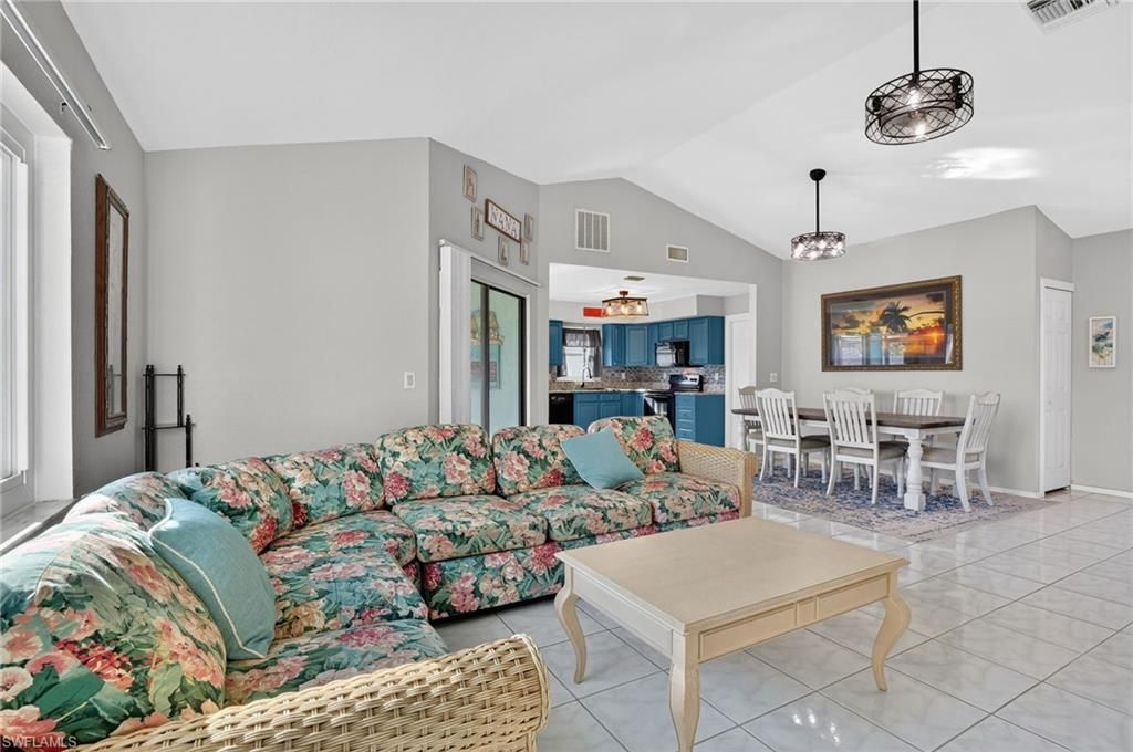 Image 5 of property listing at 1105 SW 11th PL, Cape Coral, FL 33991