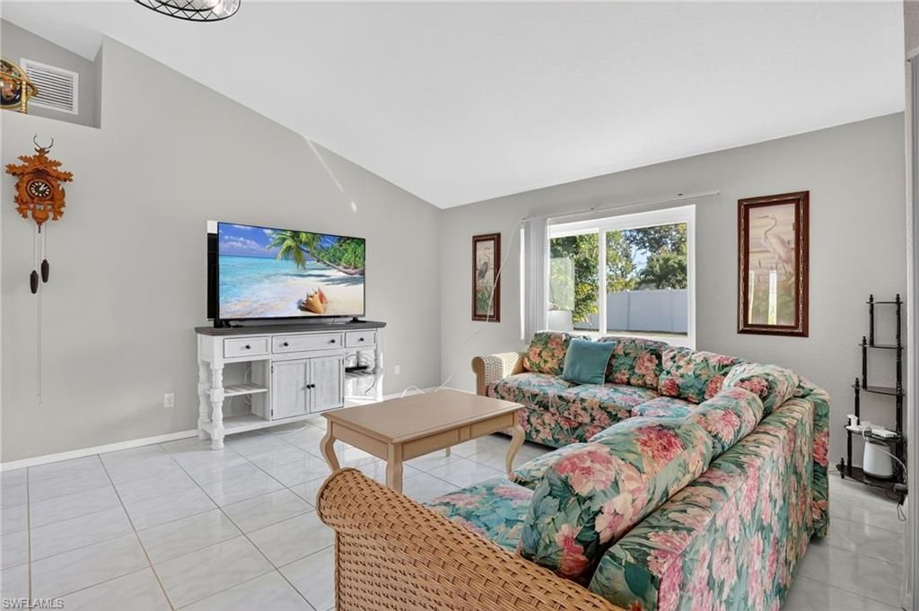 Image 8 of property listing at 1105 SW 11th PL, Cape Coral, FL 33991