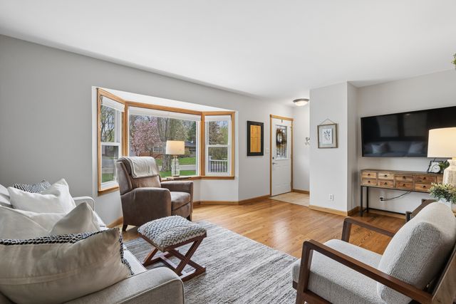 305 2nd Court, Crystal Lake, IL 60014