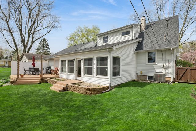 305 2nd Court, Crystal Lake, IL 60014