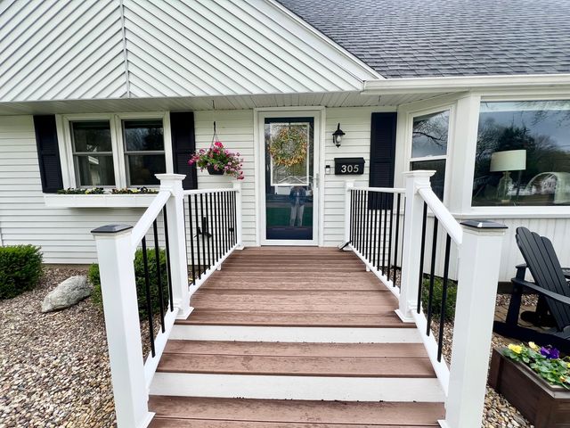 305 2nd Court, Crystal Lake, IL 60014