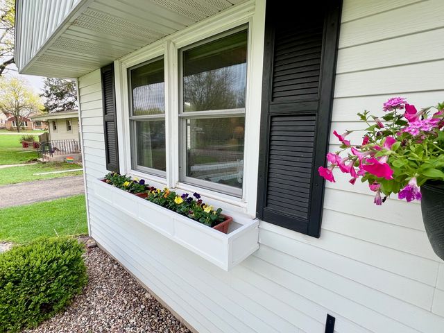 305 2nd Court, Crystal Lake, IL 60014