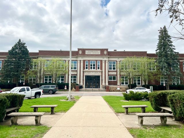 305 2nd Court, Crystal Lake, IL 60014