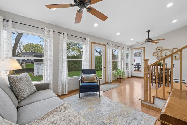 305 2nd Court, Crystal Lake, IL 60014