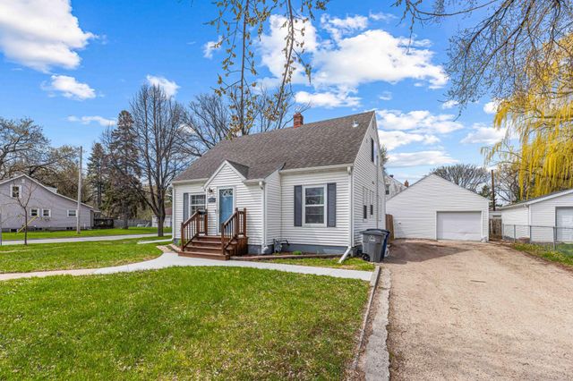 601 11th Street N, Moorhead, MN 56560