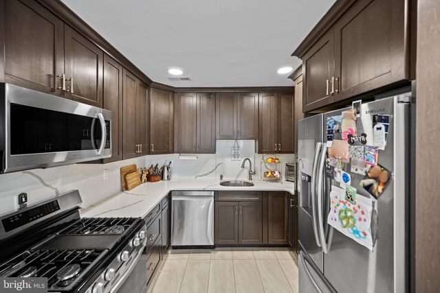 33 SPYGLASS CT, East Windsor, NJ 08520