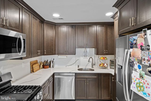 33 SPYGLASS CT, East Windsor, NJ 08520