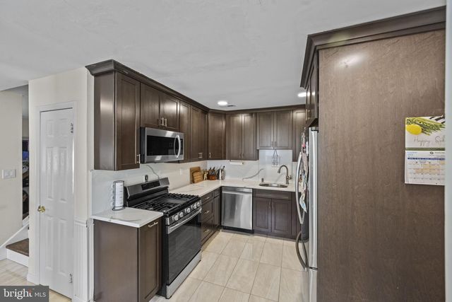 33 SPYGLASS CT, East Windsor, NJ 08520