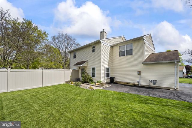 33 SPYGLASS CT, East Windsor, NJ 08520