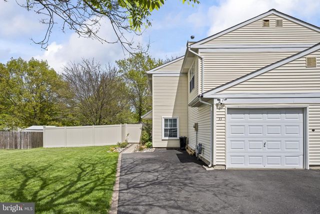 33 SPYGLASS CT, East Windsor, NJ 08520