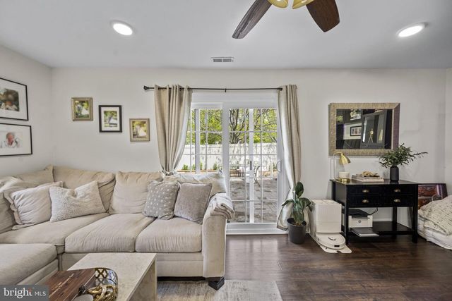 33 SPYGLASS CT, East Windsor, NJ 08520