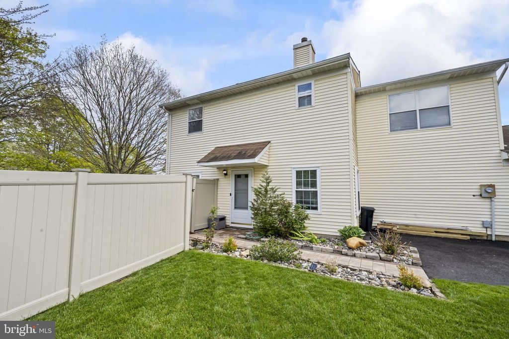 33 SPYGLASS CT, East Windsor, NJ 08520