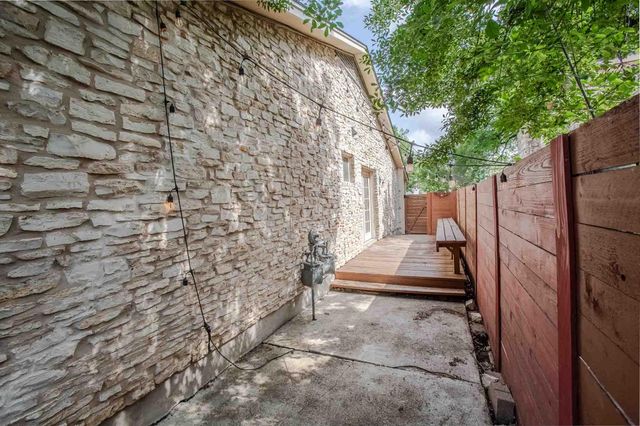 2011 Meadowridge DR A, Austin, TX 78704