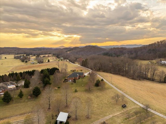 360 Maple Ridge LN, Fincastle, VA 24090