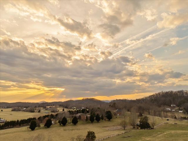 360 Maple Ridge LN, Fincastle, VA 24090