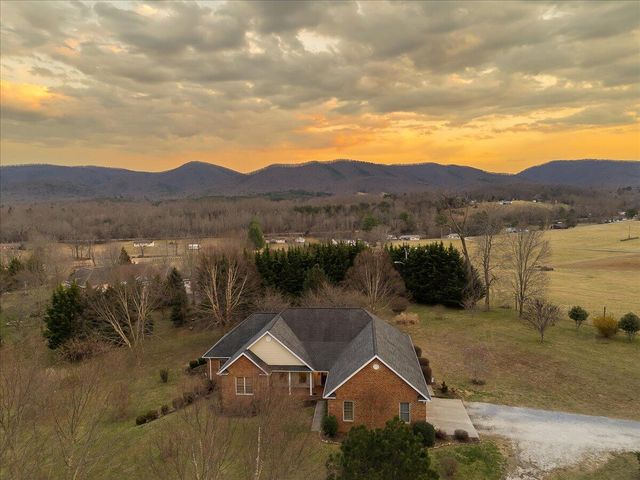 360 Maple Ridge LN, Fincastle, VA 24090