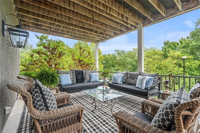 6325 Edgewater Drive, Parkville, MO 64152