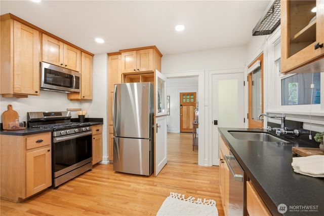 2208 NE 75th Street, Seattle, WA 98115
