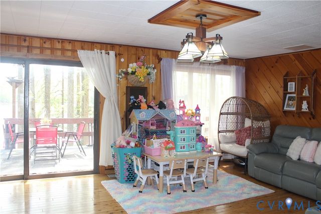678 Lake Caroline Dr, Ruther Glen, VA 22546
