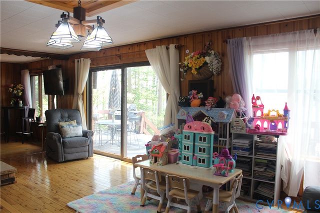 678 Lake Caroline Dr, Ruther Glen, VA 22546