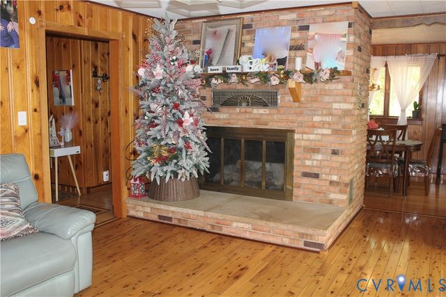 678 Lake Caroline Dr, Ruther Glen, VA 22546