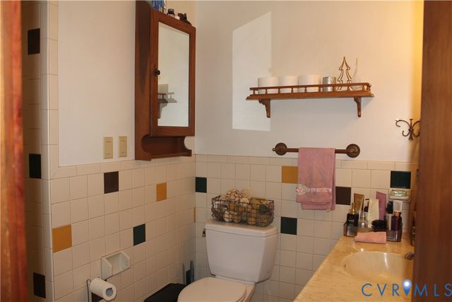 678 Lake Caroline Dr, Ruther Glen, VA 22546