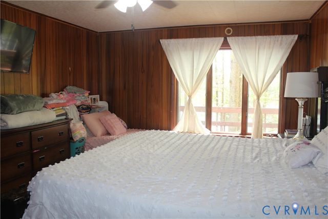 678 Lake Caroline Dr, Ruther Glen, VA 22546