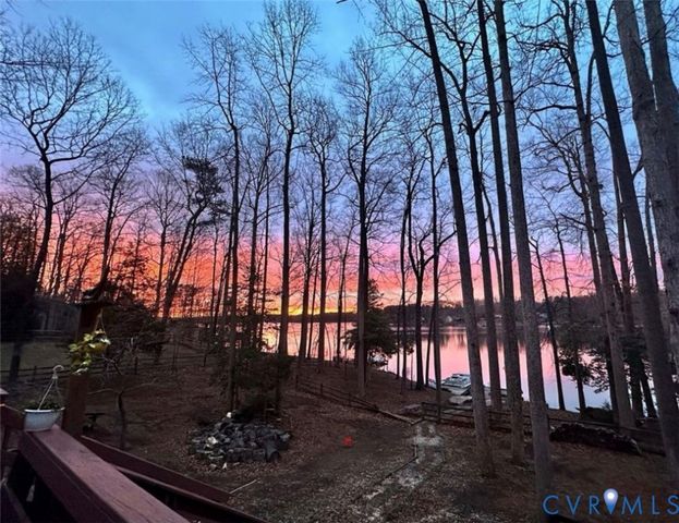 678 Lake Caroline Dr, Ruther Glen, VA 22546