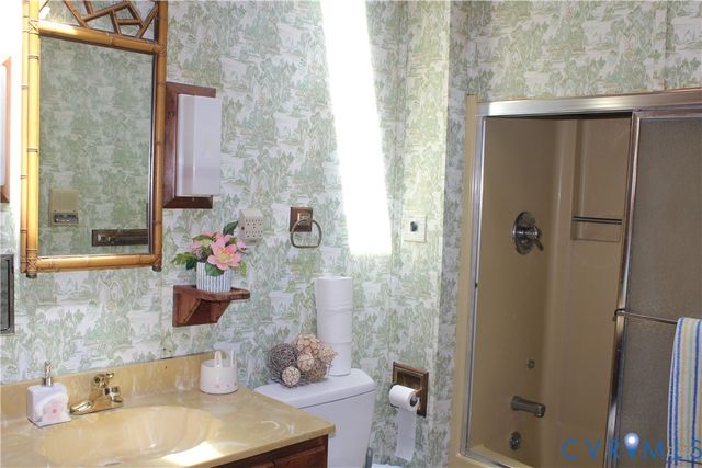 678 Lake Caroline Dr, Ruther Glen, VA 22546
