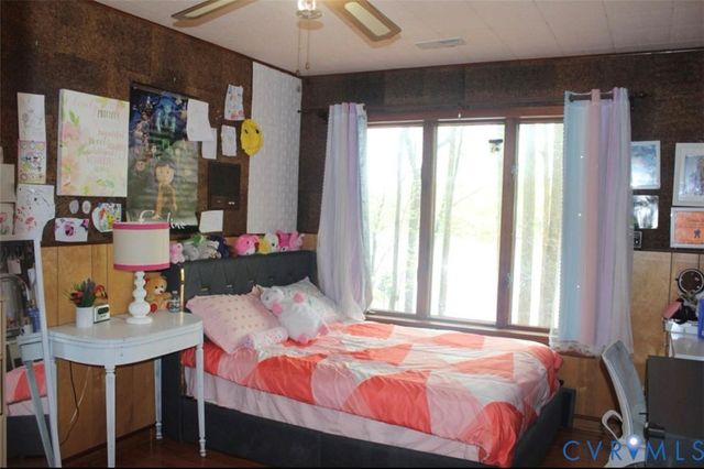 678 Lake Caroline Dr, Ruther Glen, VA 22546