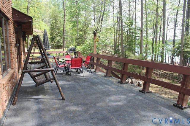 678 Lake Caroline Dr, Ruther Glen, VA 22546