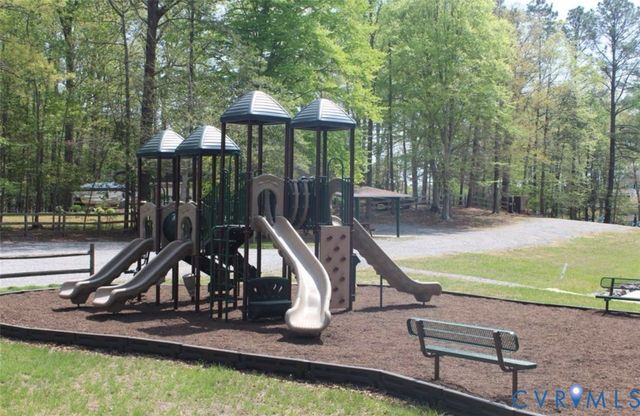 678 Lake Caroline Dr, Ruther Glen, VA 22546
