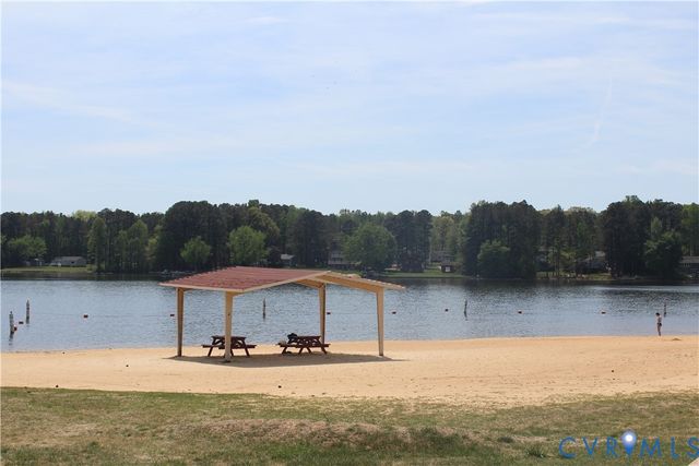 678 Lake Caroline Dr, Ruther Glen, VA 22546