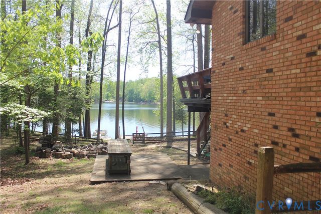 678 Lake Caroline Dr, Ruther Glen, VA 22546
