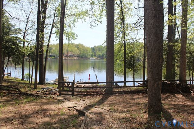 678 Lake Caroline Dr, Ruther Glen, VA 22546