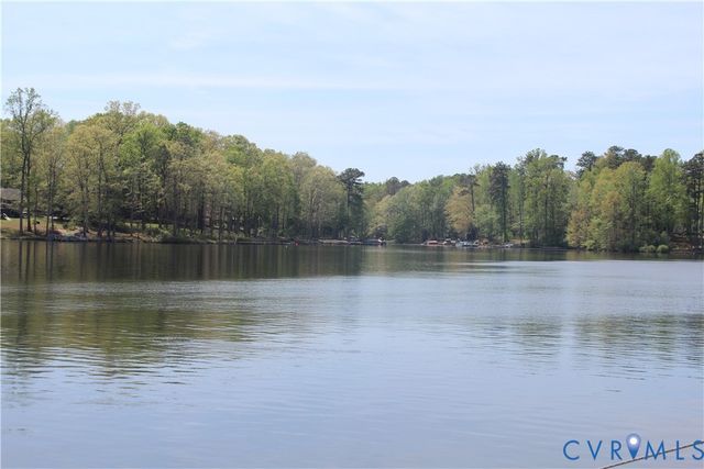 678 Lake Caroline Dr, Ruther Glen, VA 22546