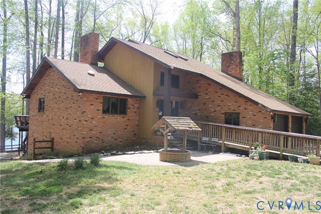678 Lake Caroline Dr, Ruther Glen, VA 22546